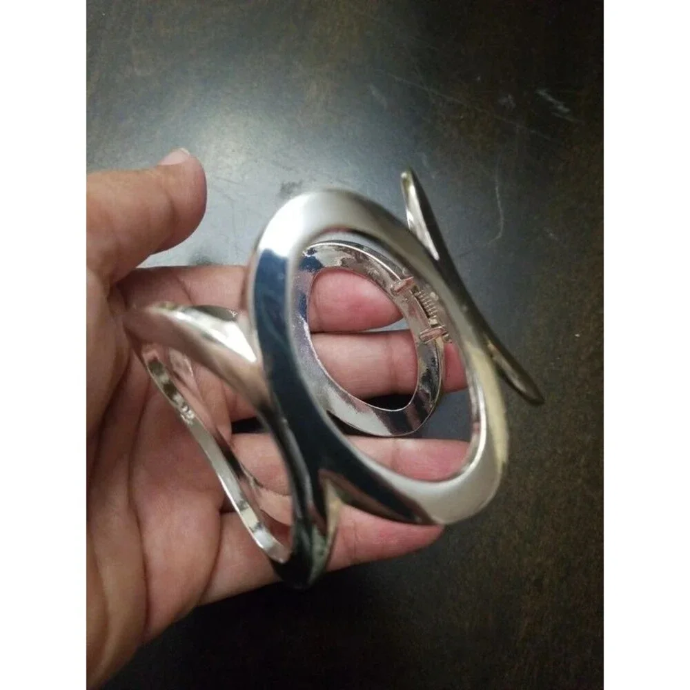 Hinged cuff bracelet
